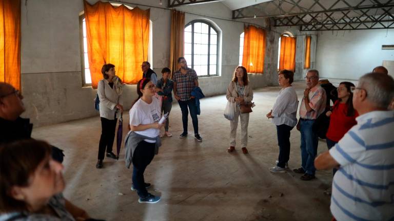 Una visita de Espais Ocults en la Fàbrica Baget en 2022. La entidad abre al público edificios de valor histórico y patrimonial. Foto: A. Mariné