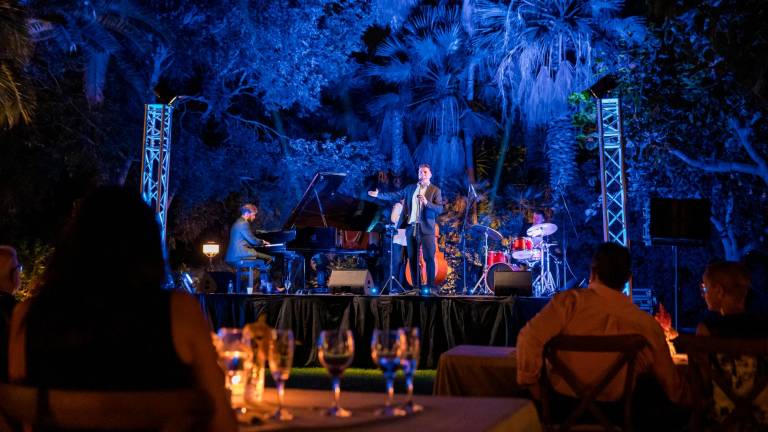 Un tributo a Frank Sinatra inauguró el ciclo de conciertos en el Jardín de la Boella. Foto; Mas la Boella