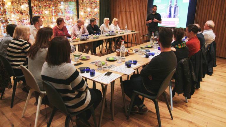 Una de las catas de aceite que organiza el proyecto Oli Coll de l’Alba, de Camarles. FOTO: CEDIDA