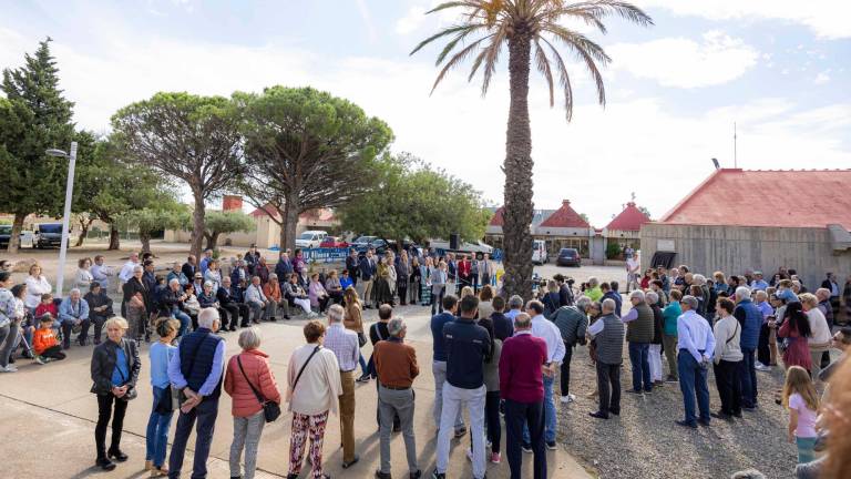 La plaza Dinou d’Octubre se encuentra en el Poblat d’Hifrensa, donde vívían los trabajadores de la nuclear. foto: àngel ullate