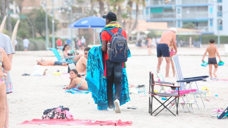 Un vendedor ambulante en la playa este pasado verano. foto: Alba marine