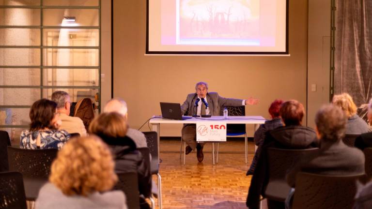 El Dr. Francesc Fontbona durant la conferència ‘Fortuny, el substrat romàntic’. Foto: Alba Mariné