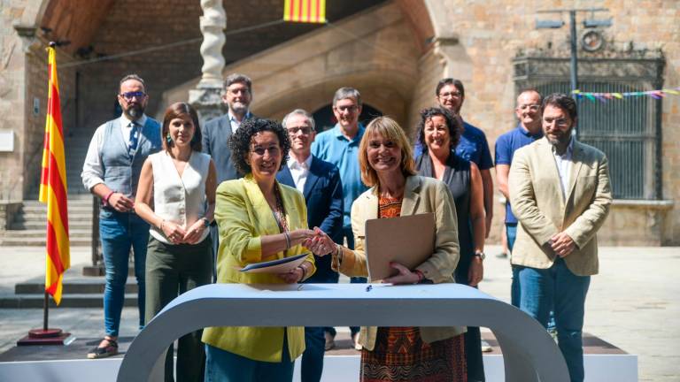 Les encarregades d’escriure la seva firma al pacte han estat la secretària general d’ERC, Marta Rovira, i la viceprimera secretària del PSC, Lluïsa Moret. Foto: ACN