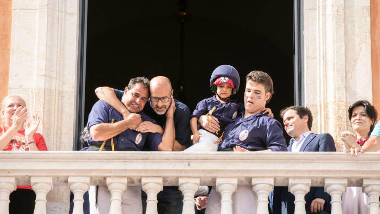 Los Xiquets del Serrallo en el balcón del Ayuntamiento, después de los pilars caminant. Foto: Àngel Ullate