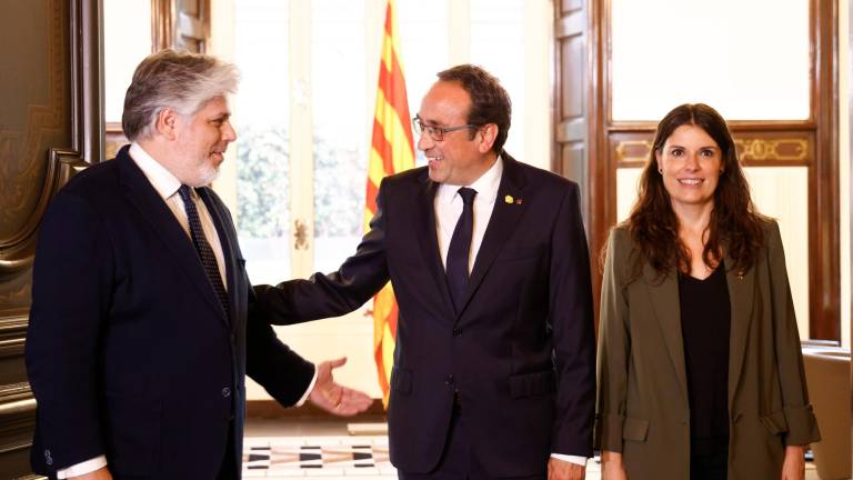 El presidente del Parlament, Josep Rull, recibiendo a los líderes de Junts, Albert Batet y Mónica Sales. Foto: Cedida