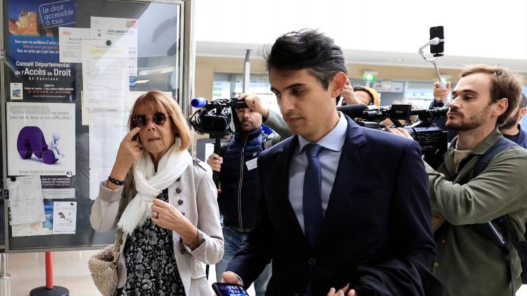 Gisele Pelicot (izquierda), acompañada por su abogado Stephane Babonneau (centro), llega al tribunal penal en Avignon, al sur de Francia, el 17 de septiembre de 2024. Foto: EFE