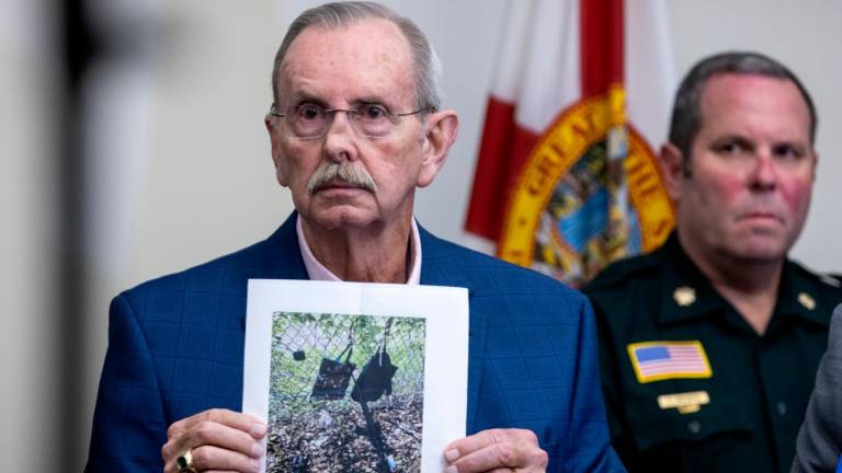 El sheriff Ric L. Bradshaw muestra una imagen de un rifle estilo AK con mira telescópica y bolsas encontradas por el Servicio Secreto en el Trump International Golf Club en West Palm Beach, Florida. Foto: EFE