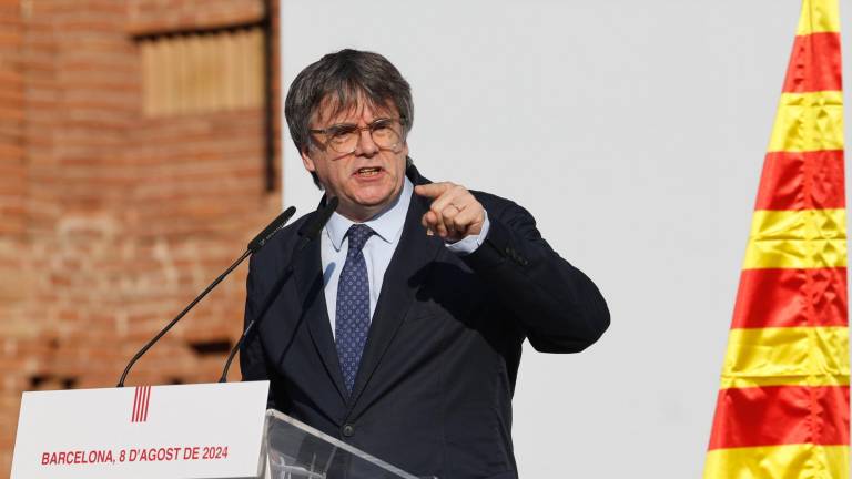 El expresidente catalán Carles Puigdemont interviene en el acto de bienvenida para el que miles de independentistas se congregan en el paseo Lluís Companys de Barcelona, junto al Parlament. Foto: EFE