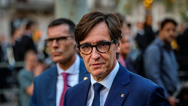 El president de la Generalitat, Salvador Illa, durant l’ofrena floral al monument a Rafael Casanova de Barcelona. Foto: ACN