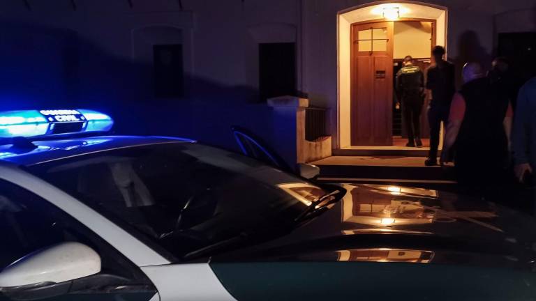 Un coche de la Guardia Civil, en la puerta del monasterio. Foto: EFE