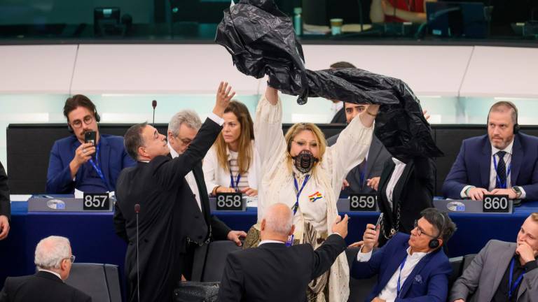 La presidenta del Parlamento Europeo, Roberta Metsola, ordenó su expulsión después de que interrumpiera con gritos y gesticulaciones repetidas. Foto: EFE