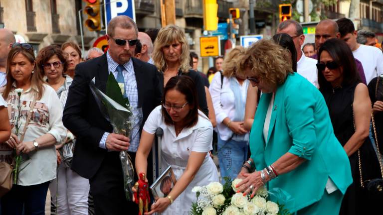 La madre del niño australiano que murió en el ataque de la Rambla deposita flores y un juguete en el memorial. Foto: ACN