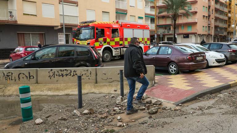 Un hombre camina, este jueves, por una calle de Cullera, ciudad que se ha visto afectada por fuertes lluvias esta madrugada aunque sin causar graves incidentes. Foto: EFE