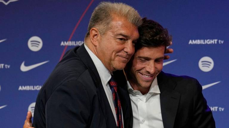 Joan Laporta, presidente del FC Barcelona, abraza a Sergi Roberto. Foto: EFE