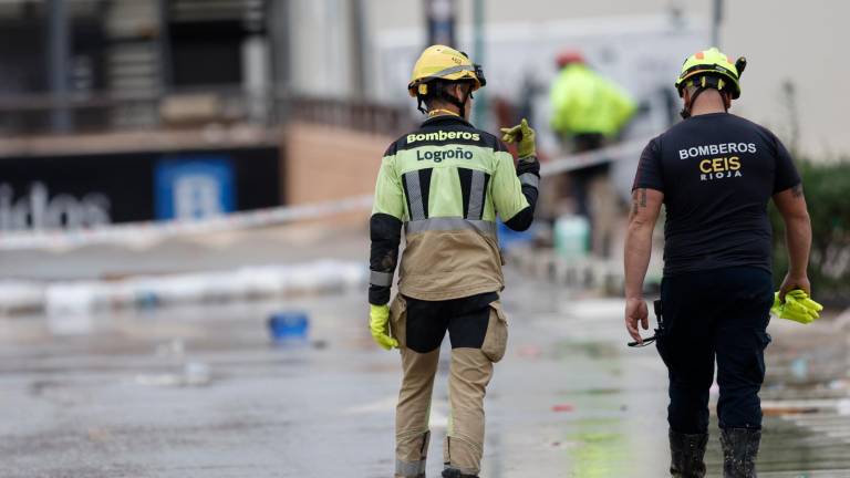 Bomberos de la Rioja echan una mano en los trabajos de achique y búsqueda en el parking de Bonaire en Aldaia, Valencia, este lunes. Foto: EFE