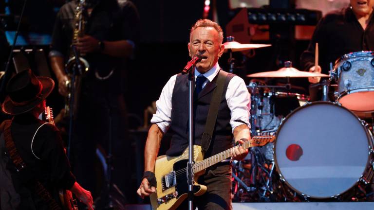 Bruce Springsteen durante el concierto en el Estadi Olímpic de Barcelona dentro de su gira 2024 World Tour. foto: efe/Q. García