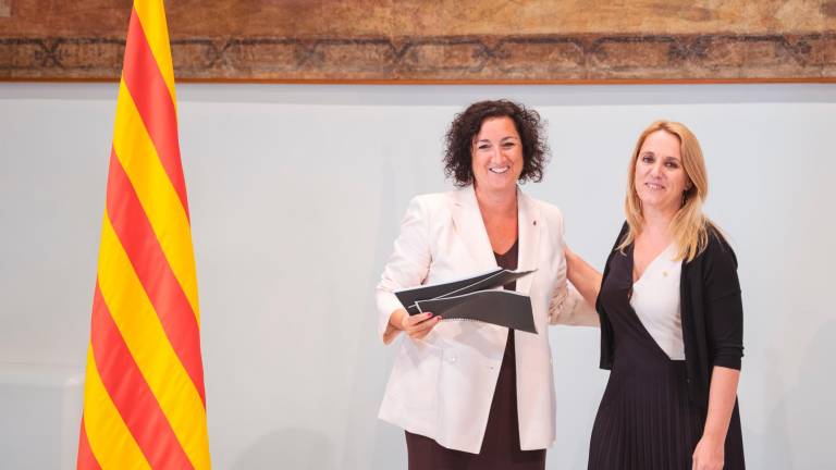 Alícia Romero i Natàlia Mas Guix oficialitzen el traspàs de la cartera d’Economia. Foto: ACN