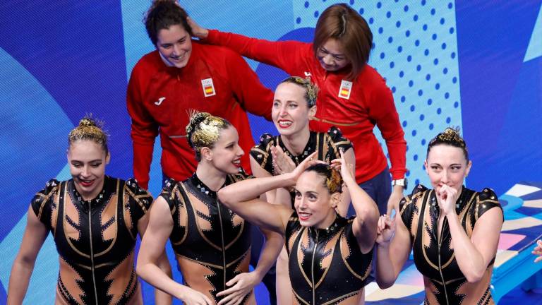 El equipo español fdstejando su bronce. FOTO: EFE