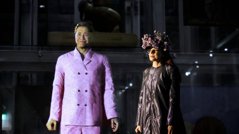 Alicia Framis (d) y AILex ya se han dado el sí quiero en una ceremonia entre tecnología y humano. Foto: EFE