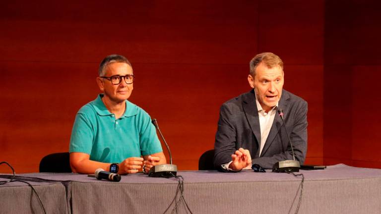 La concejala de Hacienda y Servicios Centrales del Ayuntamiento de Tarragona y el secretario general de UGT-Servicios Públicos Tarragona en la asamblea informativa con los trabajadores de la basura sobre la adjudicación del nuevo contrato. Foto: ACN