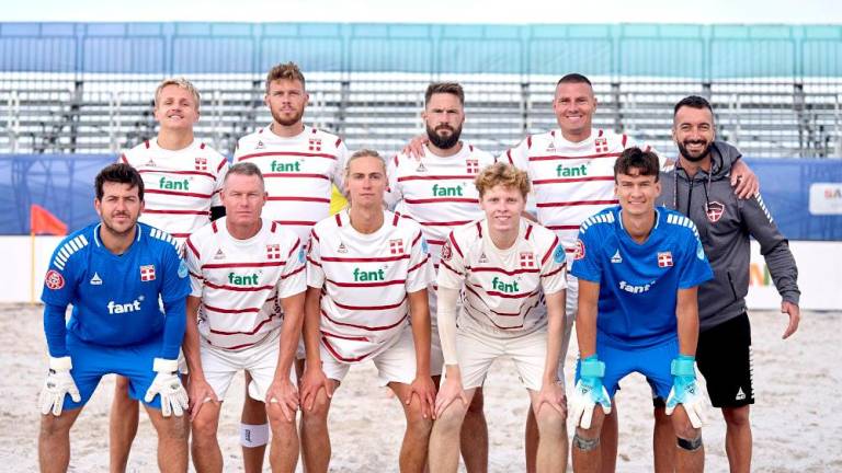 Llorenç Gómez, arriba a la derecha, con los jugadores que componene la selección de Dinamarca. Foto. BSWW