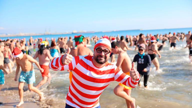 Unas 2000 personas se bañan en la playa de La Pineda para celebrar la llegada del 2025. Foto: A. Mariné