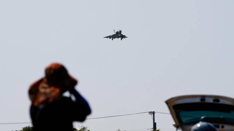 Un avión de combate Mirage 2000 de la Fuerza Aérea de Taiwán se aproxima para aterrizar en la base aérea de Hsinchu. Foto: EFE