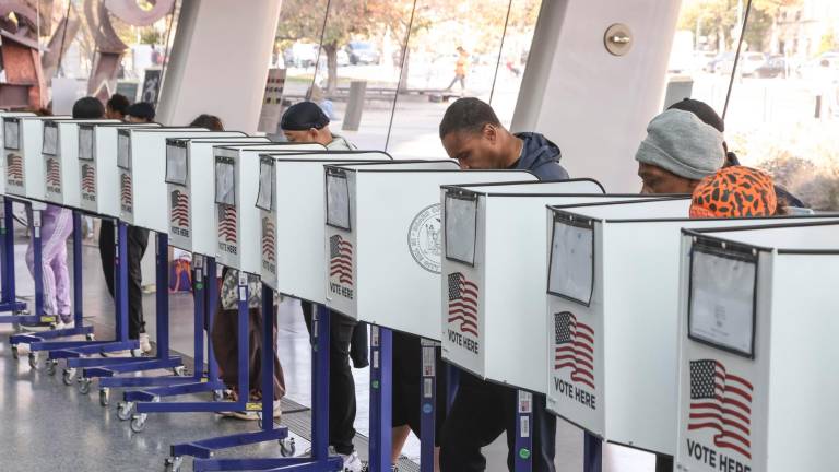 Estadounidense votando en el vestíbulo del Museo de Brooklyn, en Nueva York, durante el día de ayer. Foto: EFE