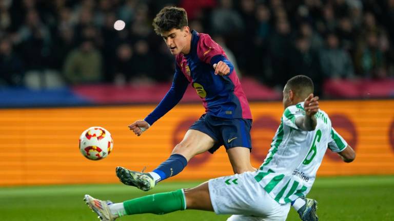 El delantero del Barcelona Pau Victor (i) juega un balón ante Natan de Souza, del Betis, durante el partido de los octavos de final de la Copa del Rey. Foto: EFE