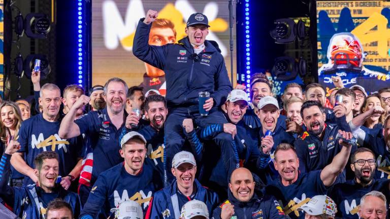 Max Verstappen celebrando el título con sus compañeros de Red Bull. foto: EFE