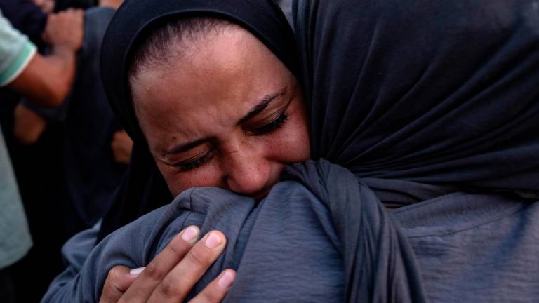 Familias palestinas lloran junto a los cuerpos de sus familiares, muertos en un ataque militar israelí en la zona de Al-Mawasi, en la Franja de Gaza, el pasado viernes. FOTO: EFE