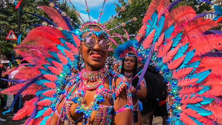 El multitudinario carnaval de Notting Hill celebró este pasado lunes su segunda y última jornada ante la vigilancia de miles de agentes de la Policía Metropolitana (Met) de Londres, que este año ha registrado incidentes de «violencia inaceptable» por el apuñalamiento de tres personas. Foto: EFE