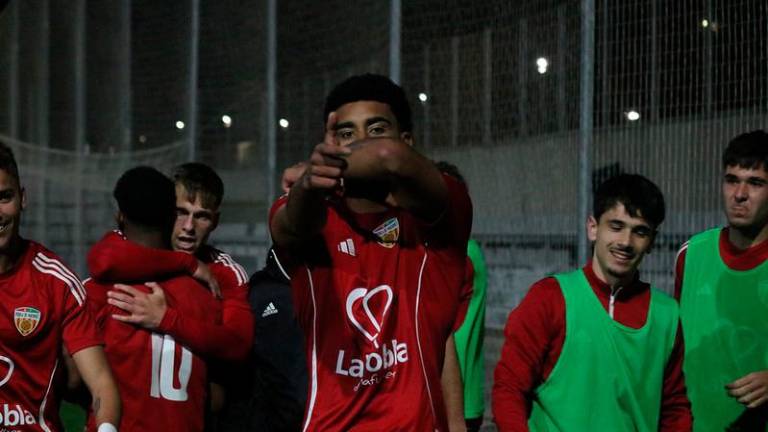 David Cabezas celebra su gol conseguido este pasado fin de semana en su debut con la Pobla. Foto: CF Pobla de Mafumet