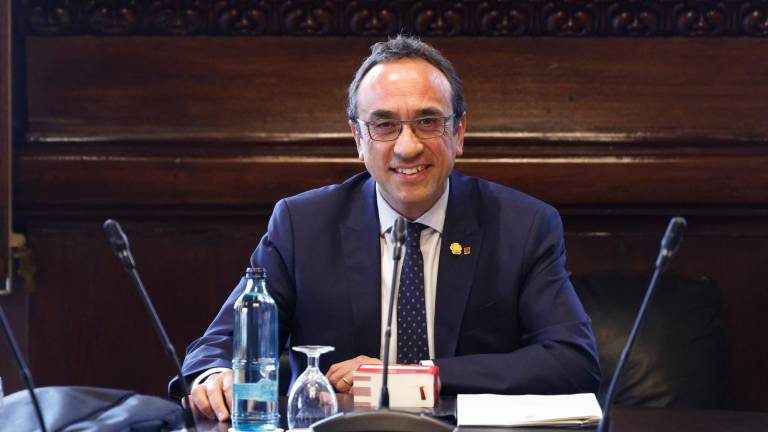 El presidente del Parlament, Josep Rull, encabeza la primera reunión de la Mesa de la cámara catalana, después de haber sido elegida en la sesión constitutiva del lunes. Foto: EFE