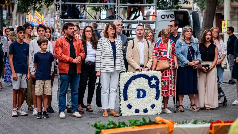 Una delegació de Demòcrates de Catalunya, fent l’ofrena floral al monument a Rafael Casanova de Barcelona. Foto: ACN