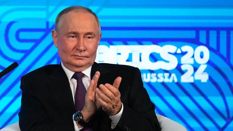 El presidente ruso Vladimir Putin asiste a una sesión plenaria del Foro Empresarial BRICS en Moscú, Rusia,18 de octubre de 2024. Rusia acogerá a líderes de 24 países y delegaciones de 32 países en la próxima cumbre de los BRICS en Kazán. Foto: EFE