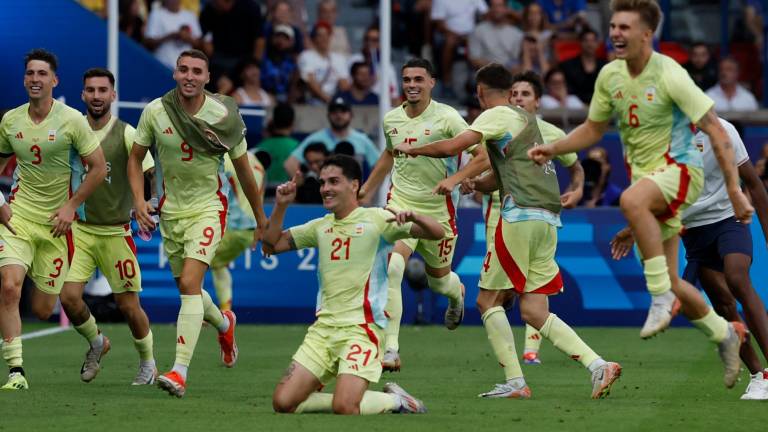 Los jugadores españoles celebrAndo su oro. FOTO: EFE