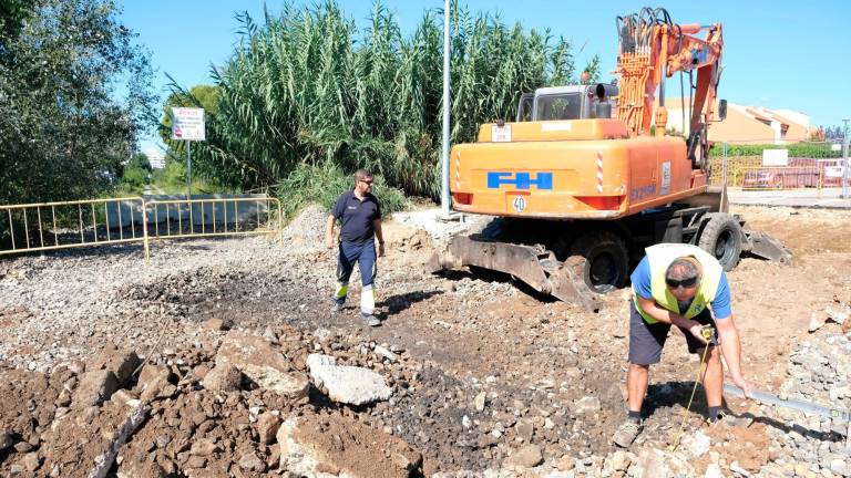 Dos operarios trabajando en las obras de Cambrils. foto: cedida