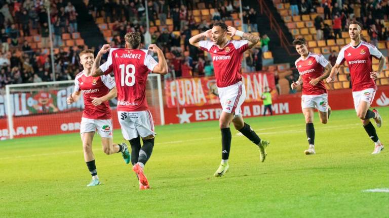 Álex Jiménez celebra señalándose su nombre y dorsal tras conseguir un golazo ante el Celta Fortuna. Foto: Joan Baseda