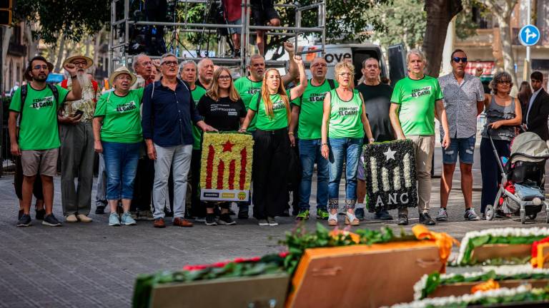 Representant de l’Assemblea Nacional Catalana (ANC), fent l’ofrena floral al monument a Rafael Casanova de Barcelona. Foto: ACN