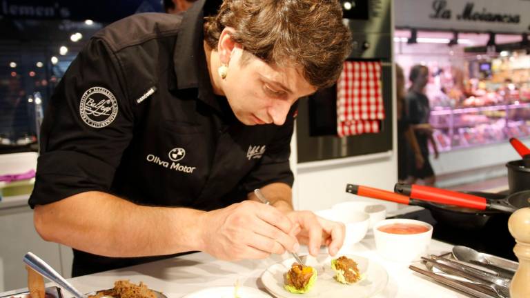 $!El chef Rafel Múria protagonizó una demostración de cocina de carne de caza durante GastroCaça Roquetes. FOTO: CEDIDA