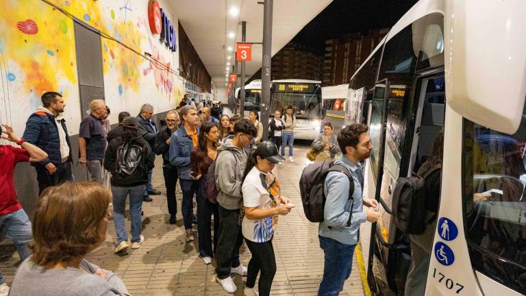 Colas para coger el autobús directo a Barcelona. foto: Àngel Ullate