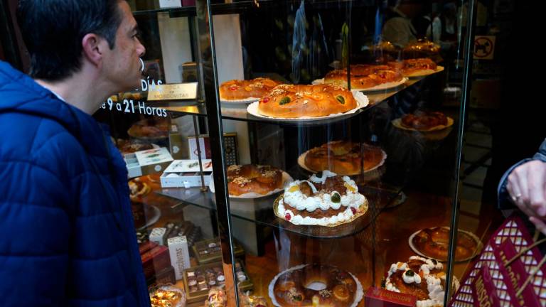 Escaparate con roscones de Reyes, uno de los productos estrella de las Navidades. foto: paco pardes/efe