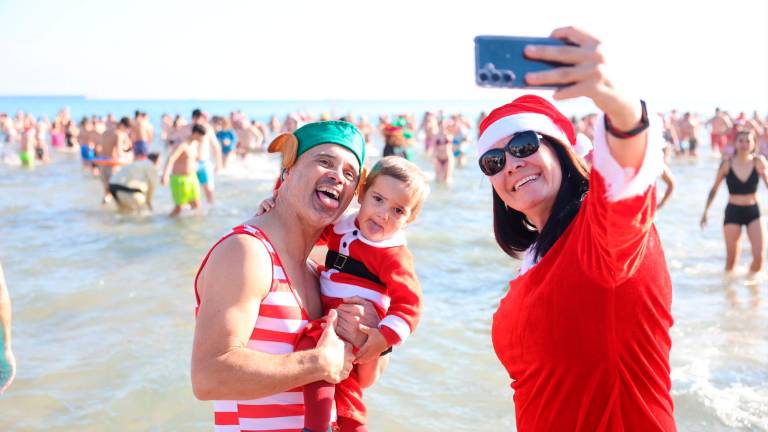 Unas 2000 personas se bañan en la playa de La Pineda para celebrar la llegada del 2025. Foto: A. Mariné