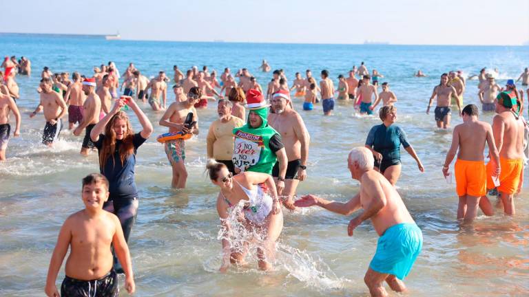 Unas 2000 personas se bañan en la playa de La Pineda para celebrar la llegada del 2025. Foto: A. Mariné