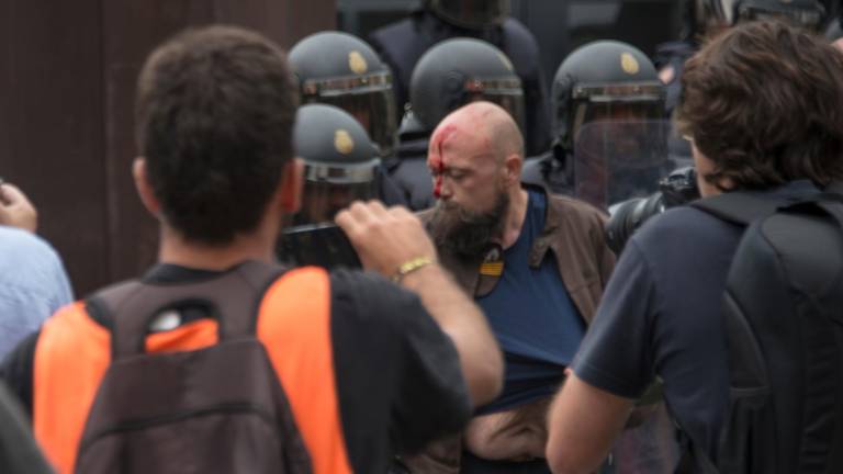 La Fiscalía ha pedido que se amnistíe a medio centenar de policías nacionales por el 1-O. FOTO: David Jiménez