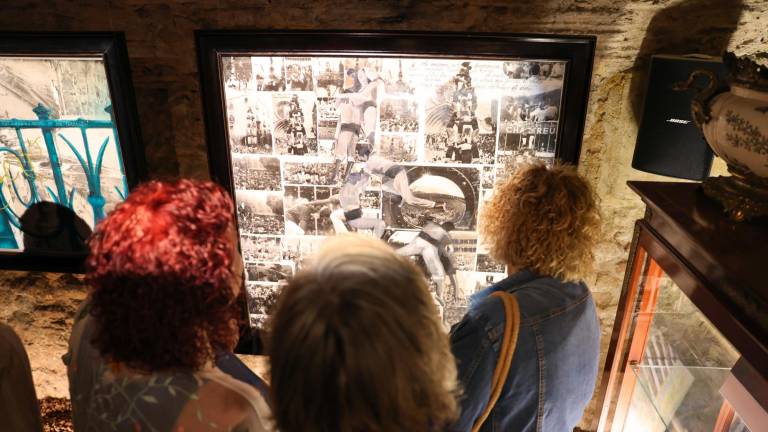 ‘Jugar y tener suerte’, una de las obras de la exposición en las que se representa una escena cotidiana de niños jugando. Foto: Alba Mariné