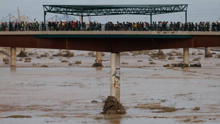 Vecinos y personas de diversas comunidades autónomas trabajan como voluntarios para restablecer la normalidad en Alfafar (Valencia), este viernes. Foto: EFE