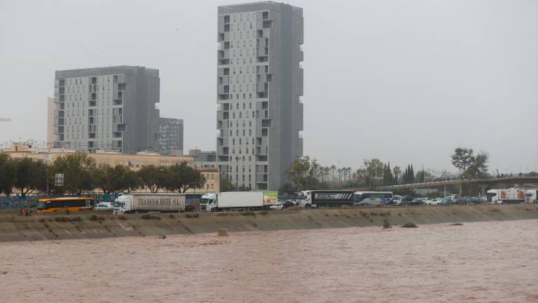 Vista general del nuevo cauce del Turia junto a la V-30 atascada a su paso por el barrio de La Torre de Valencia, uno de los barrios periféricos de la zona sur que sufre inundaciones. Foto: EFE