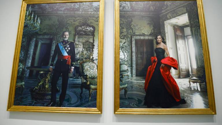 El Banco de España presenta los retratos que ha realizado la fotógrafa Annie Leibovitz de sus majestades los Reyes de España este martes en la sala del Consejo del Banco de España de Madrid. Foto: EFE